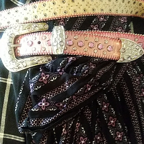 Silvertone Buckle. Pink metallic belt embellished - Picture 3 of 3